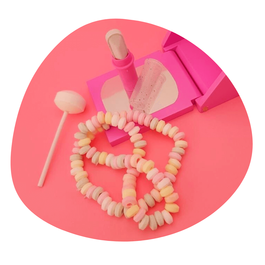 Décoration faite avec des bonbons en sucre dur : sucette lolita, collier et rouge à lèvres 